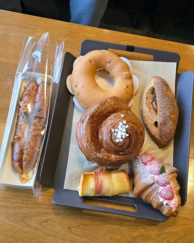 다양한 빵들이 진열된 모습