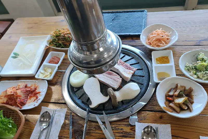 해성도뚜리 흑돼지 오겹살과 다양한 반찬