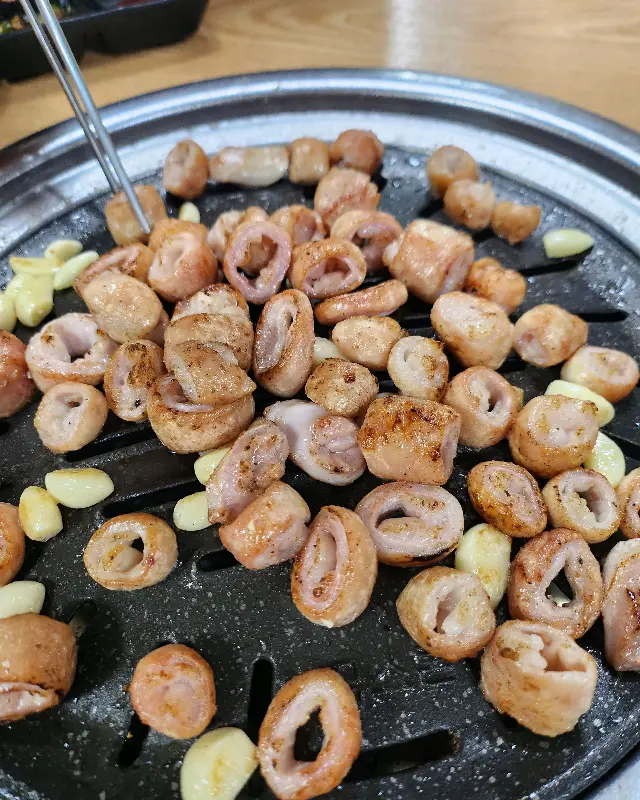 노릇노릇하게 구워진 곱창구이