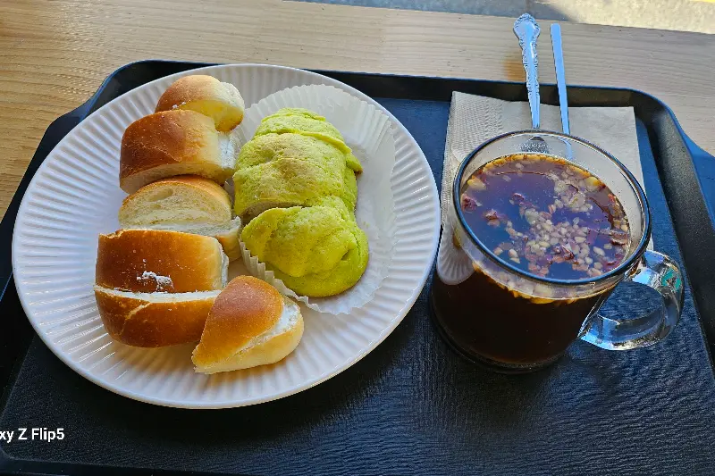 빵과 음료가 함께 놓인 모습