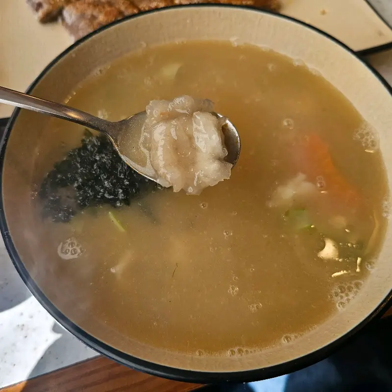 숟가락으로 떠올린 옹심이의 클로즈업