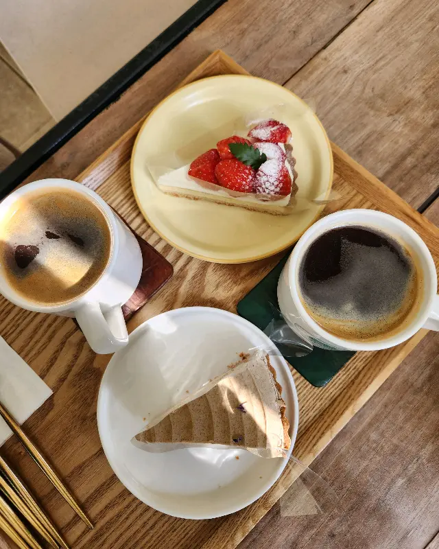 딸기 타르트와 얼그레이 타르트, 그리고 커피