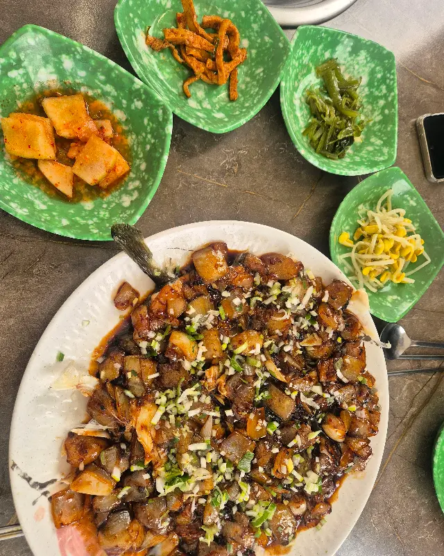 뽈불고기와 함께 정갈하게 차려진 밑반찬