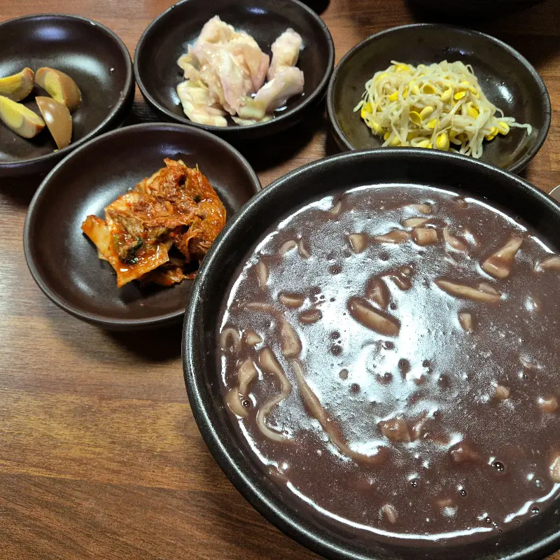 팥칼국수와 밑반찬