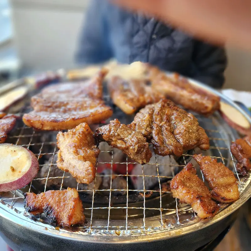 노릇노릇 맛있게 익어가는 돼지갈비