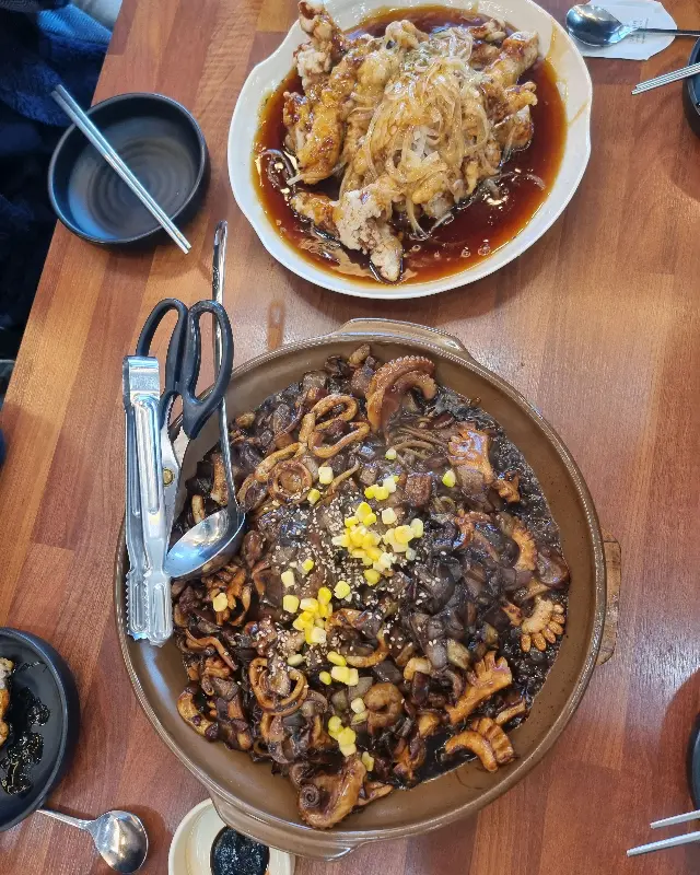 쟁반짜장과 탕수육이 놓인 테이블 사진