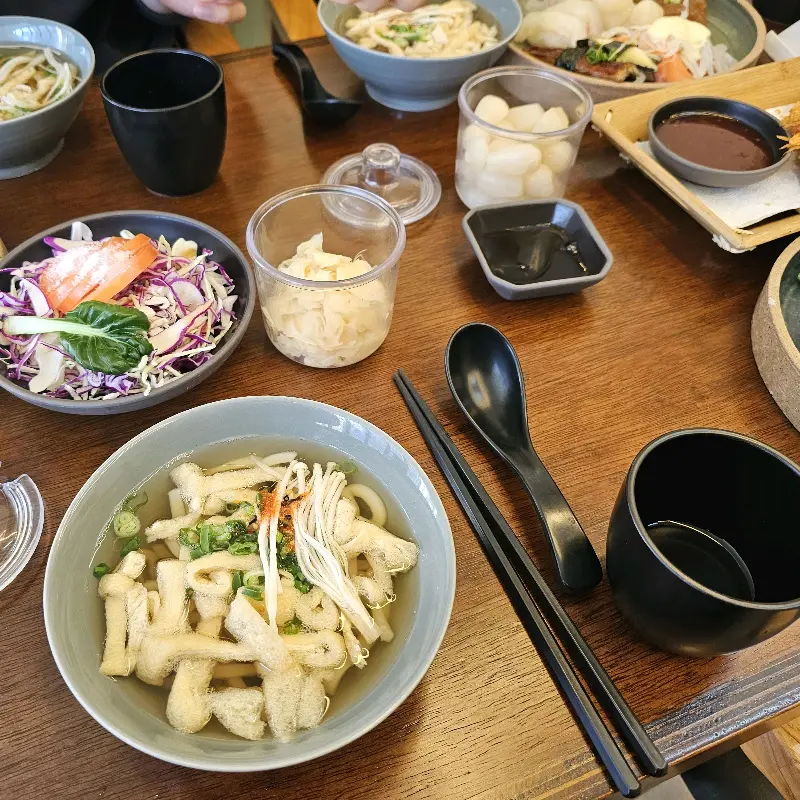 푸짐하게 차려진 테이블 위 음식들