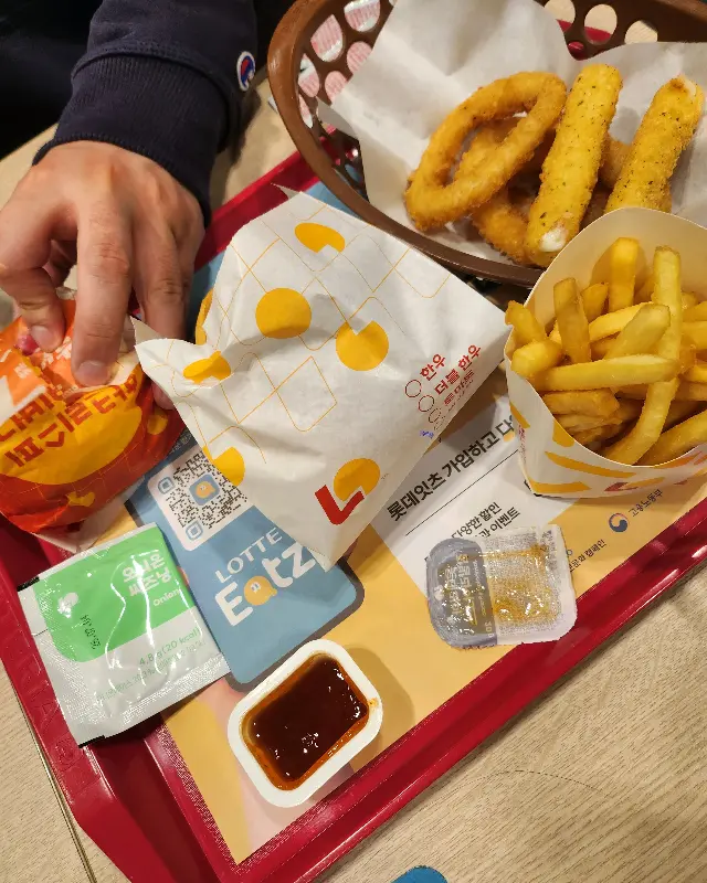 새우버거와 곁들임 메뉴