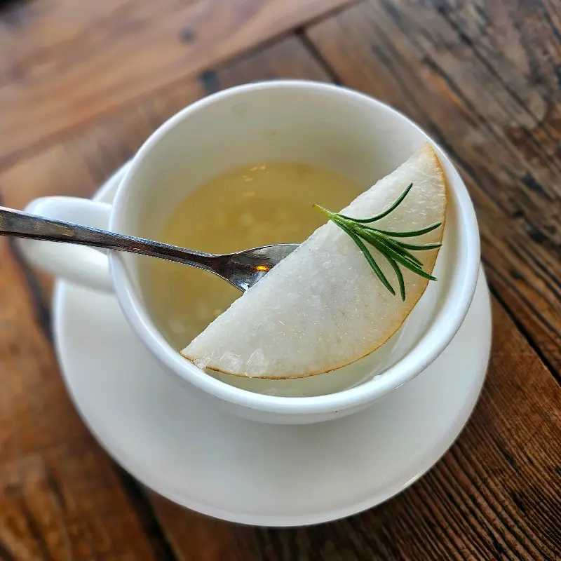 향긋한 허브가 올라간 나주 배 차