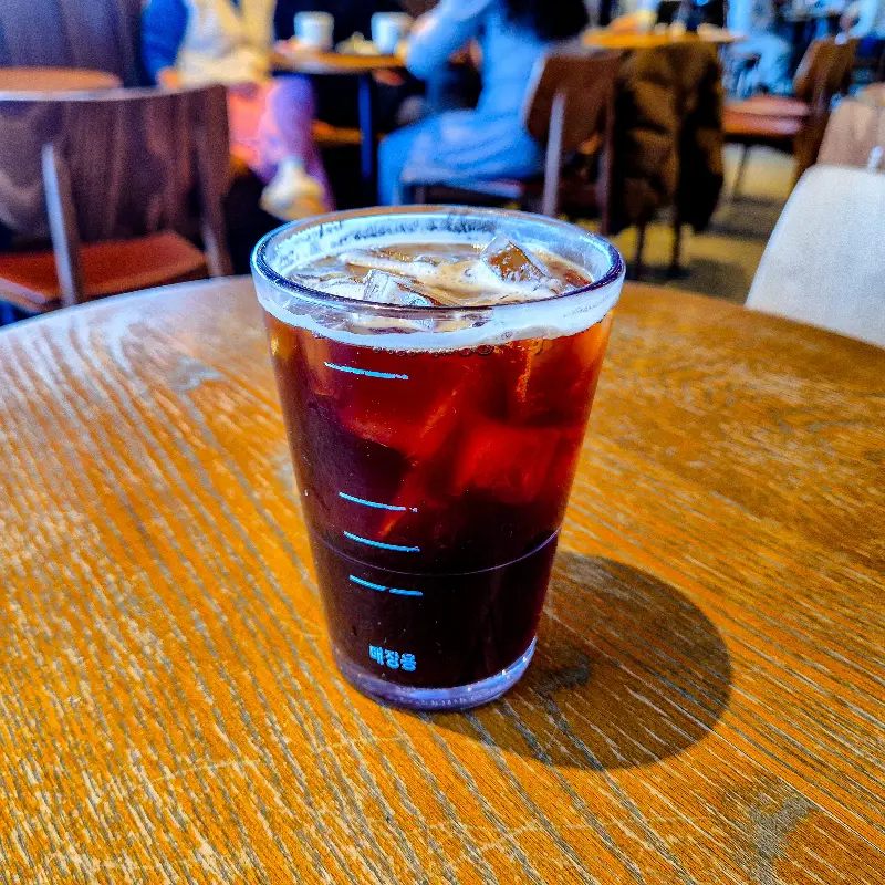 아이스 아메리카노가 테이블 위에 놓여있는 모습