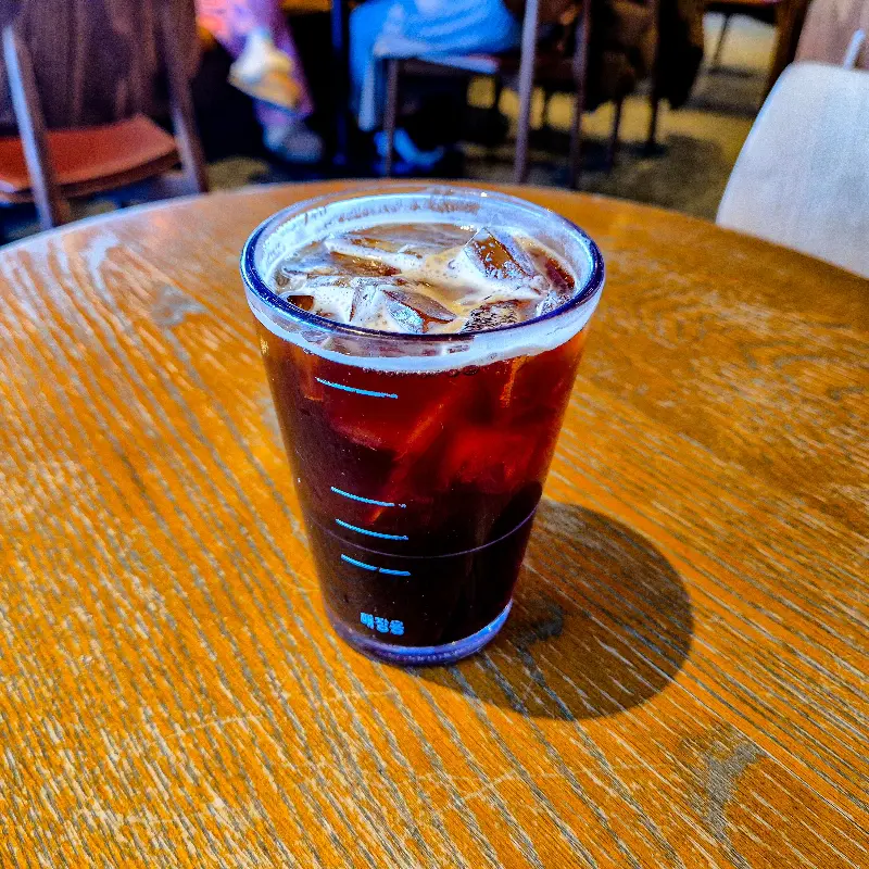 테이블 위에 놓인 아이스 아메리카노