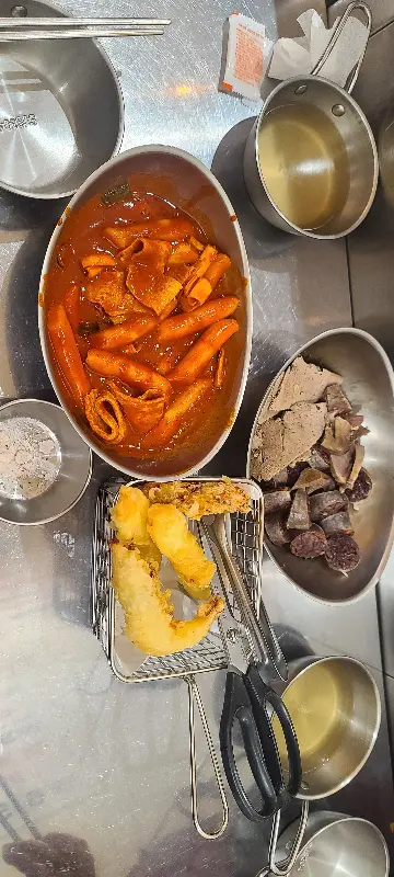 떡볶이, 튀김, 순대가 함께 놓인 푸짐한 한 상 차림