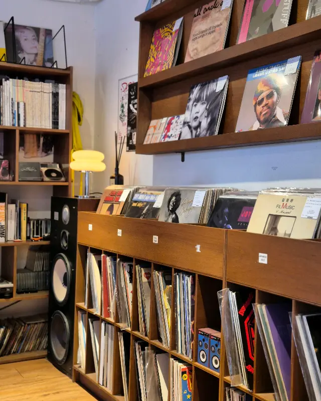 LP와 CD가 가득한 벽면