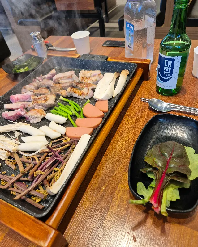 다양한 재료들이 불판 위에서 맛있게 익어가는 모습