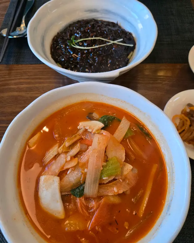 짜장면과 짬뽕이 나란히 놓여진 모습