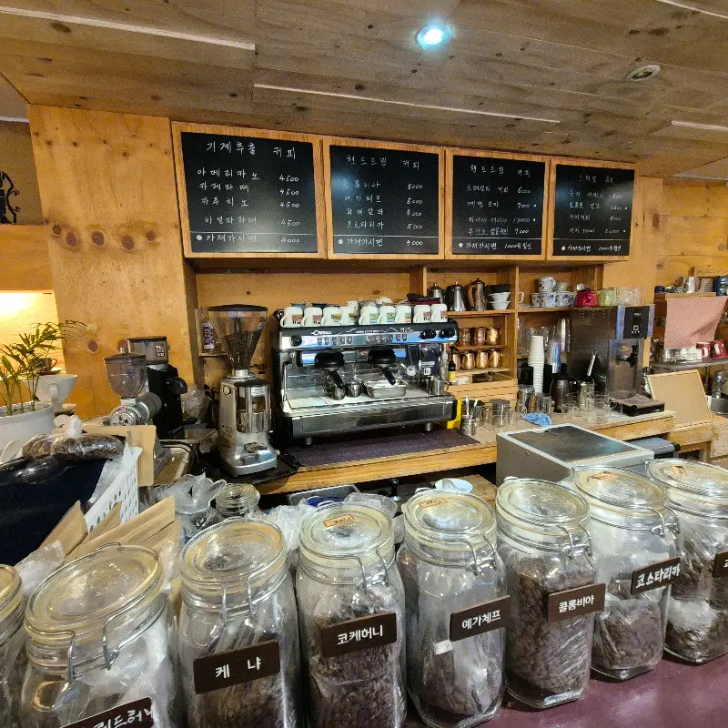 다양한 원두를 직접 로스팅하는 모습