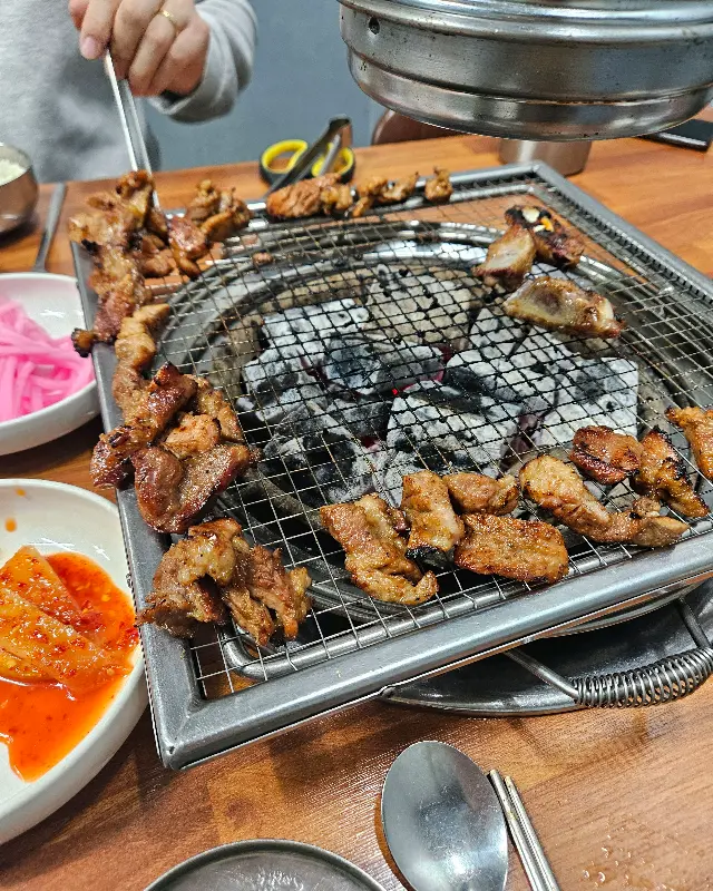 노릇하게 구워진 돼지갈비