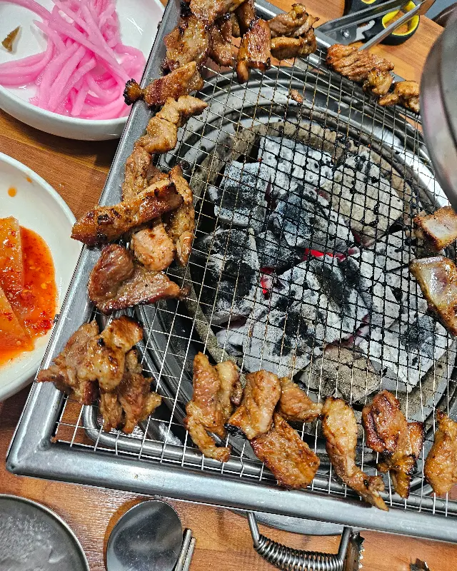 맛있게 구워진 돼지갈비