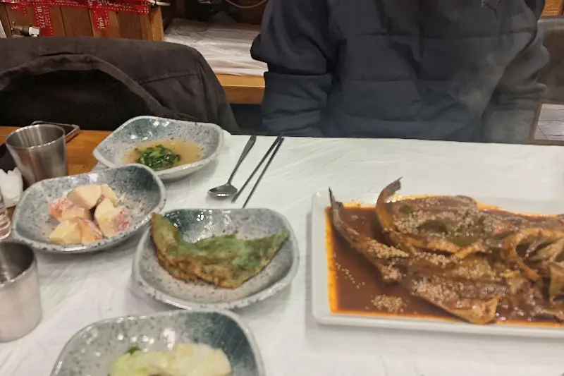 정갈하게 차려진 밑반찬과 코다리 조림