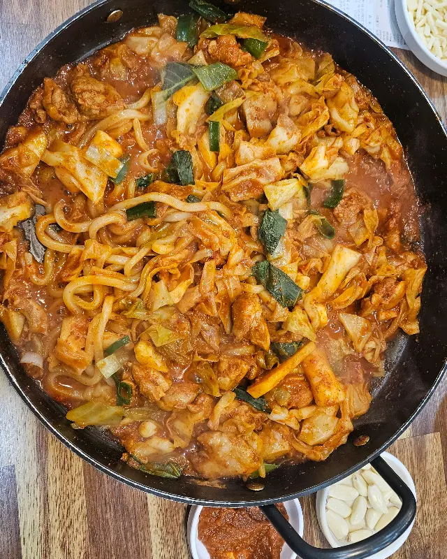 맛있게 볶아진 닭갈비