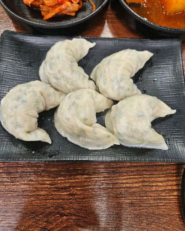 윤기가 흐르는 만두