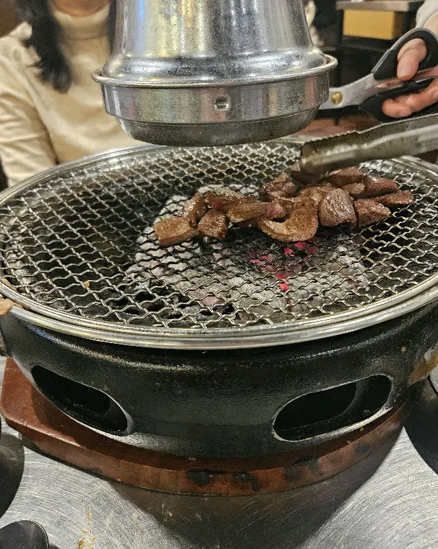 테이블 위 개인 화로와 환풍기