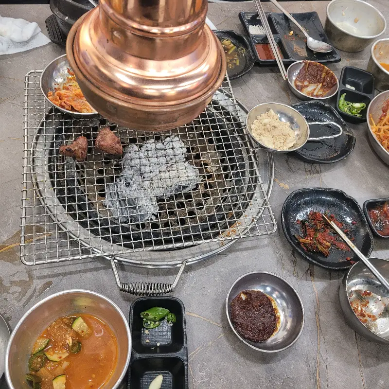 불판 위의 고기와 밑반찬