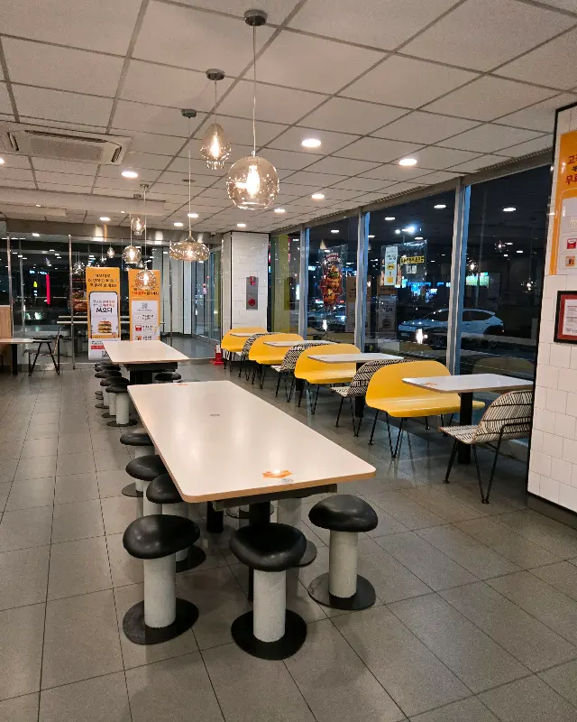 맥도날드 포천DT점 테이블