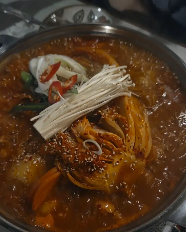 묵은지와 닭고기가 푸짐하게 들어간 닭볶음탕