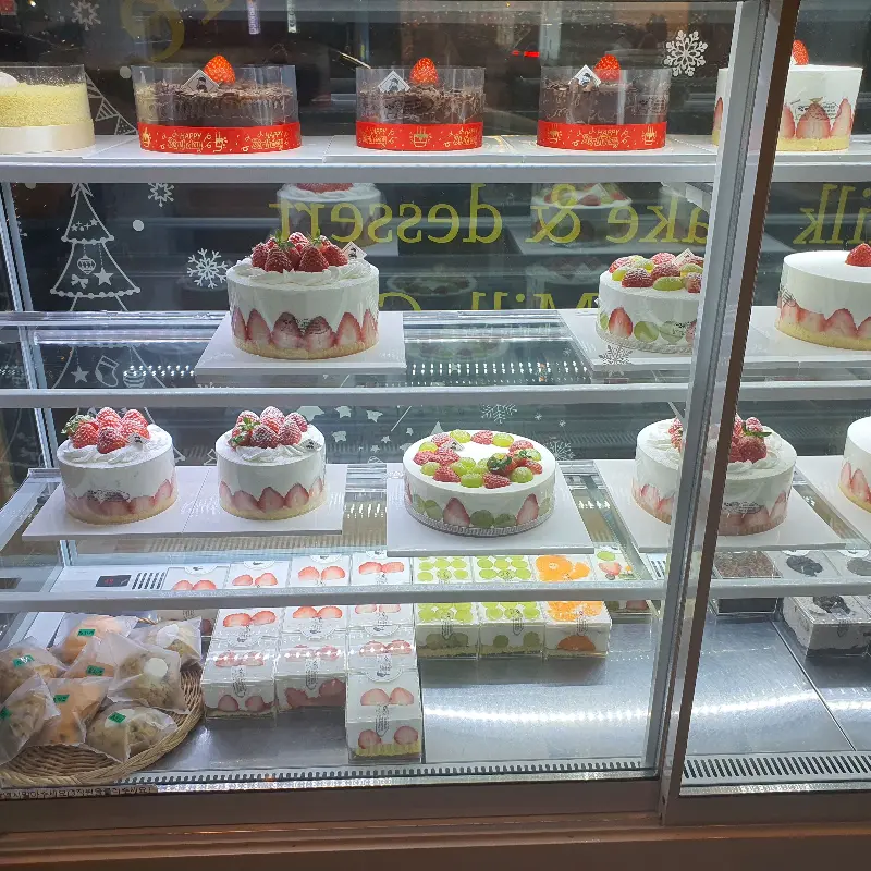 다양한 종류의 케이크가 진열된 쇼케이스