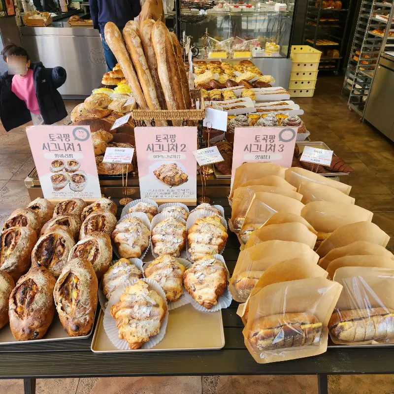 진열된 빵들의 모습