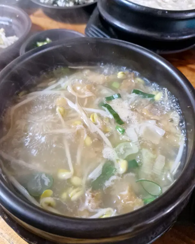 황태해장국의 뽀얀 국물