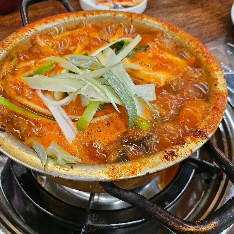 양은 냄비에 푸짐하게 담겨 나온 동태탕