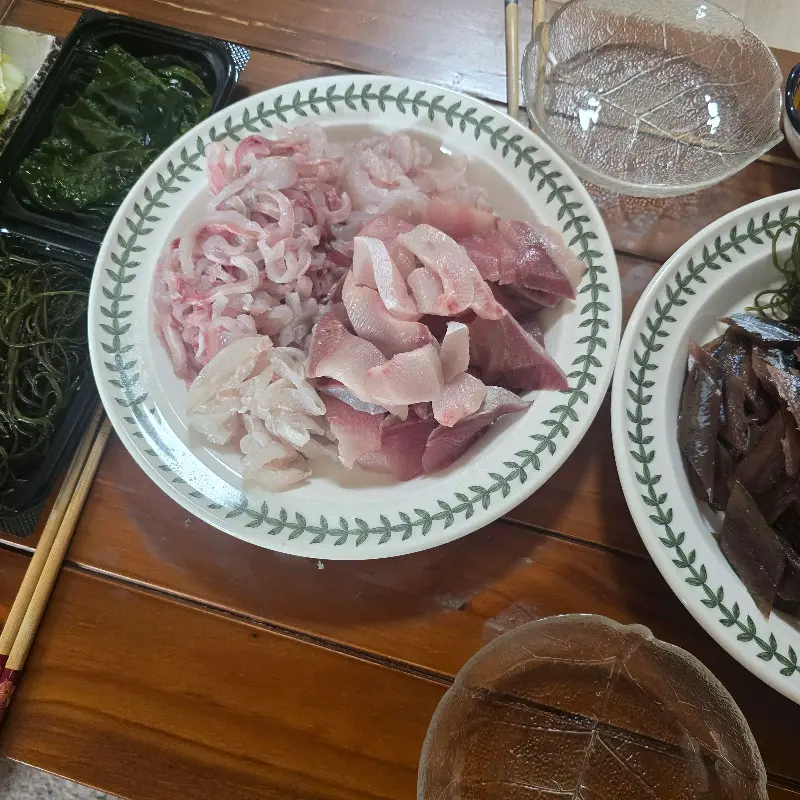 다양한 종류의 모듬회