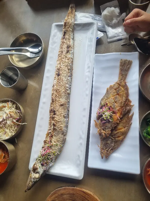 푸짐한 전복돌솥밥 한 상 차림