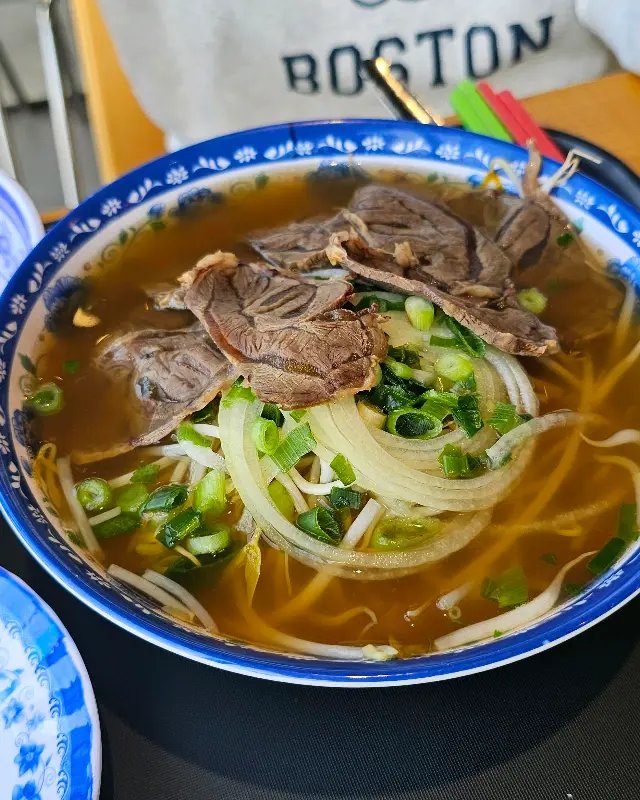 뽀얀 국물과 푸짐한 양지의 조화가 인상적인 양지 쌀국수