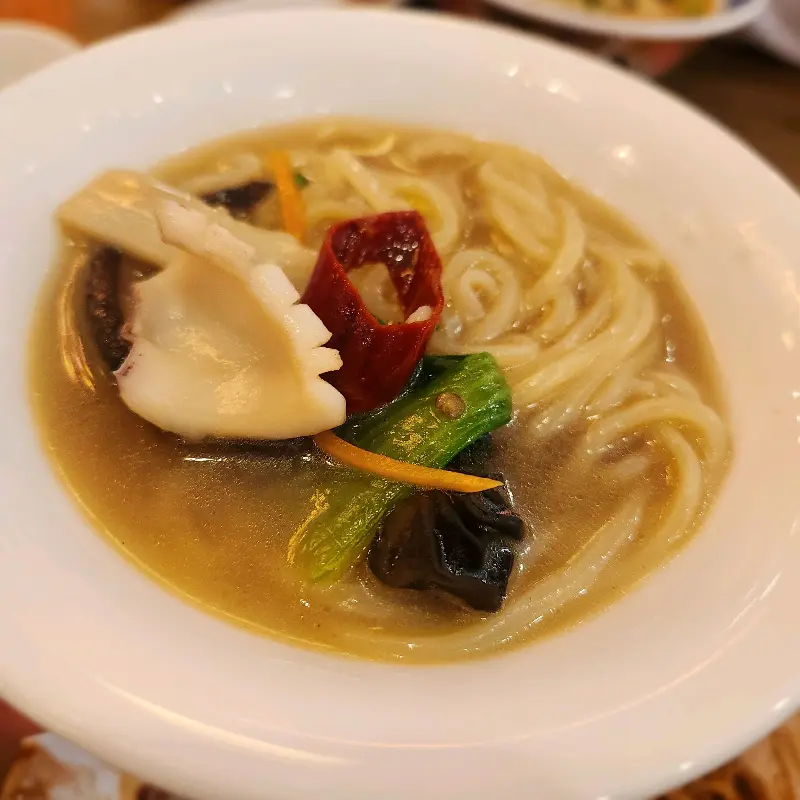 깔끔한 비주얼의 면 요리