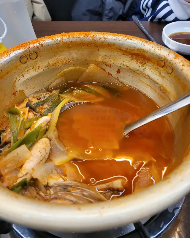 얼큰한 국물에 밥을 말아 먹으니 꿀맛