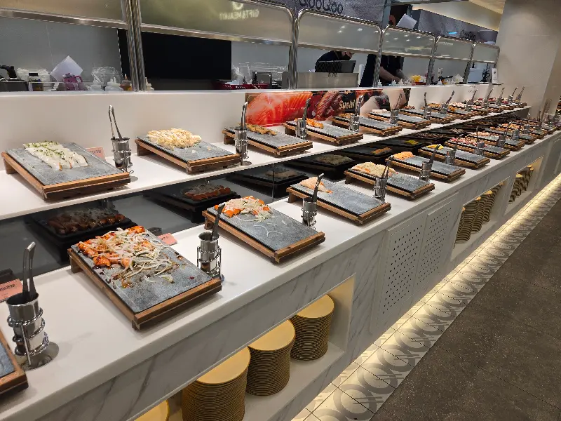 돌판 위에 정갈하게 놓인 초밥들