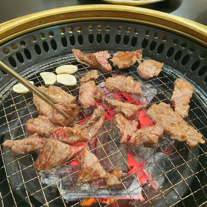 숯불 위에서 맛있게 익어가는 한우