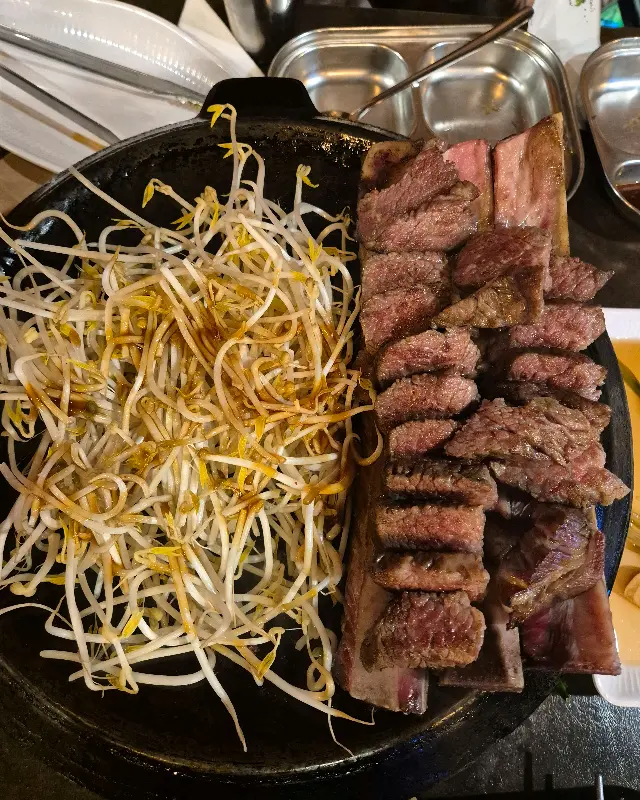 노릇하게 구워진 통뼈오겹