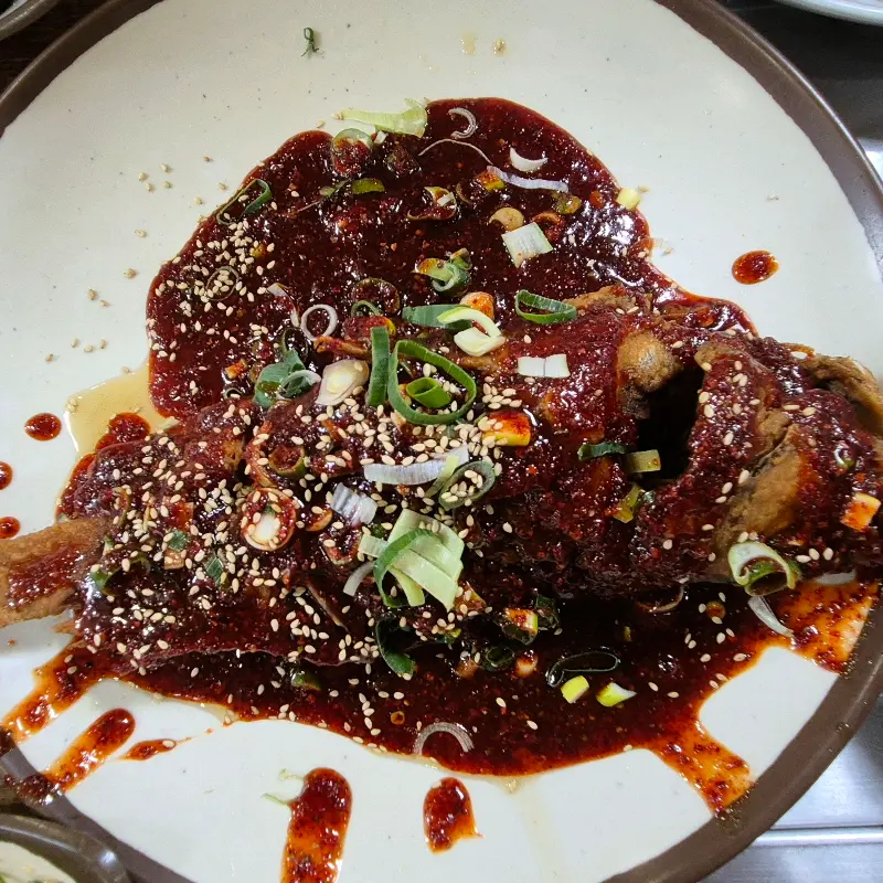 매콤달콤한 양념이 듬뿍 뿌려진 우럭튀김