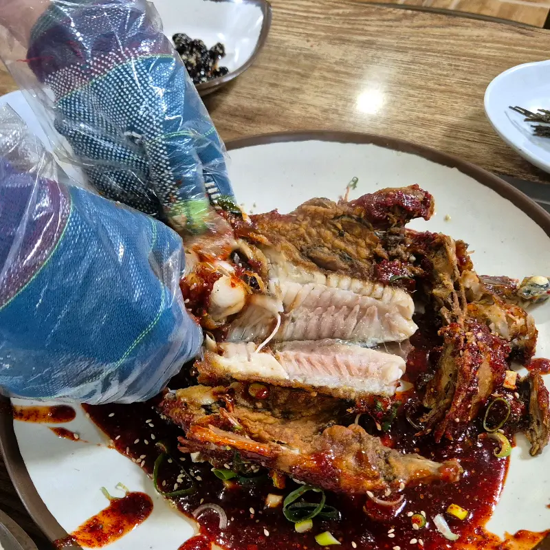 먹기 좋게 손질된 우럭튀김