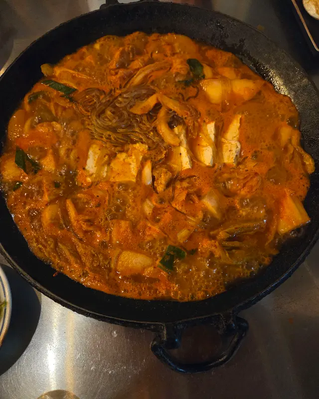 김치찌개 안에 두부와 당면이 푸짐하게 들어있다.