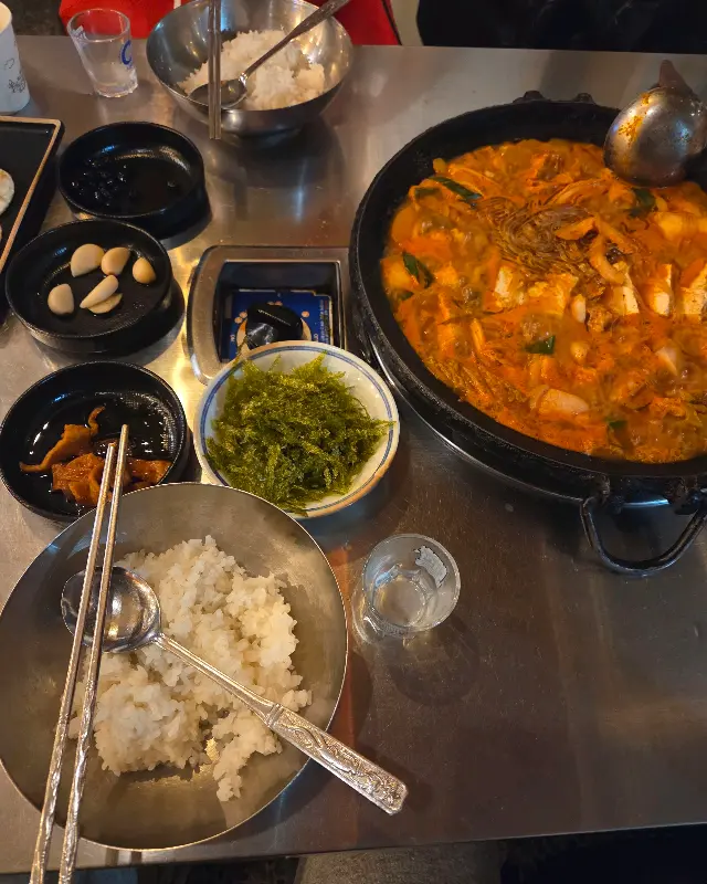 밥과 김치찌개, 김, 콩나물 무침, 어묵볶음 등이 테이블 위에 놓여있다.