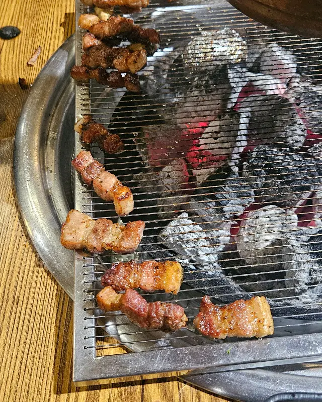 숯불 위에서 노릇노릇 익어가는 돼지갈비