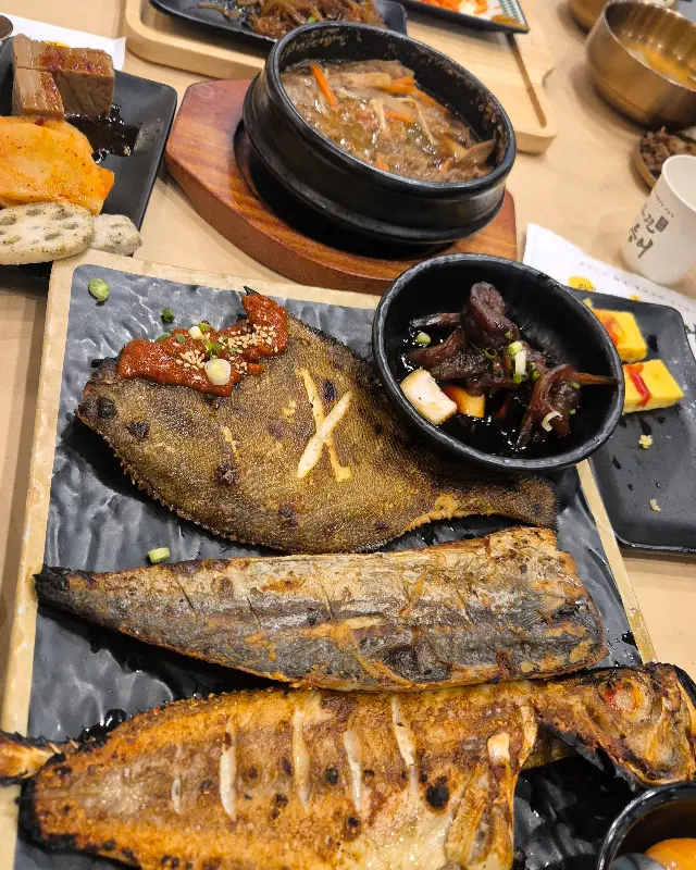 고등어구이와 뽈락구이, 그리고 뚝배기 불고기의 모습