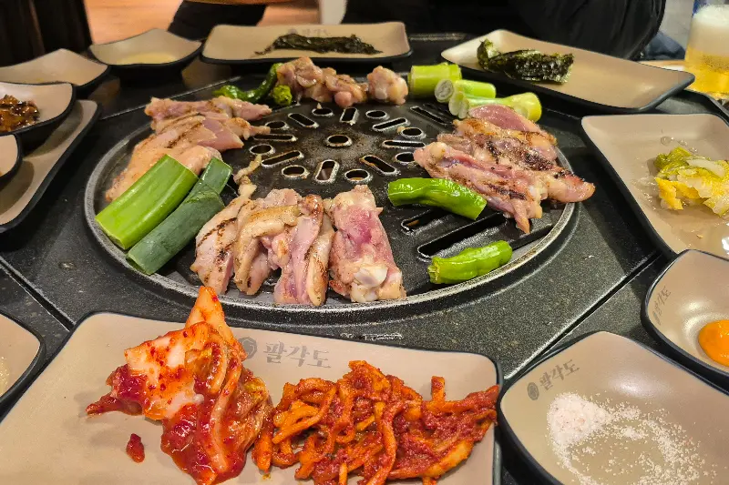 숯불 위에서 맛있게 익어가는 닭갈비