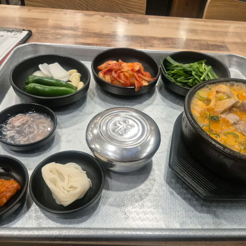 돼지국밥 한 상 차림