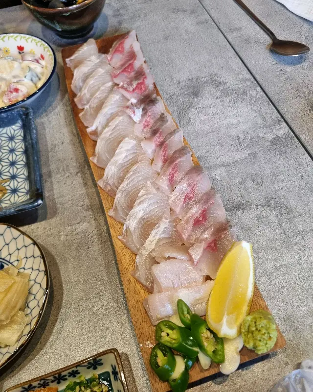 두툼하게 썰린 대방어 회